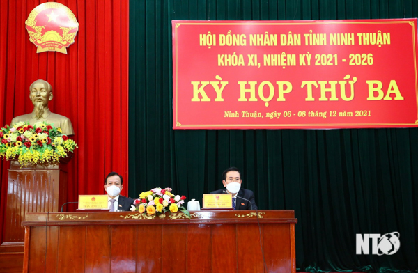 Các đồng chí Phạm Văn Hậu, Phó Bí thư Thường trực Tỉnh ủy, Chủ tịch HĐND tỉnh; Trần Minh Lực, UVTV Tỉnh ủy, Phó Chủ tịch HĐND tỉnh chủ tọa kỳ họp. Ảnh: Văn Nỷ