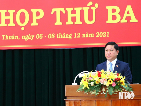 Đồng chí Trần Quốc Nam, Phó Bí thư Tỉnh ủy, Chủ tịch UBND tỉnh báo cáo tóm tắt tình hình KT-XH; thực hiện ngân sách nhà nước năm 2021, phương hướng, nhiệm vụ năm 2022. Ảnh: Văn Nỷ